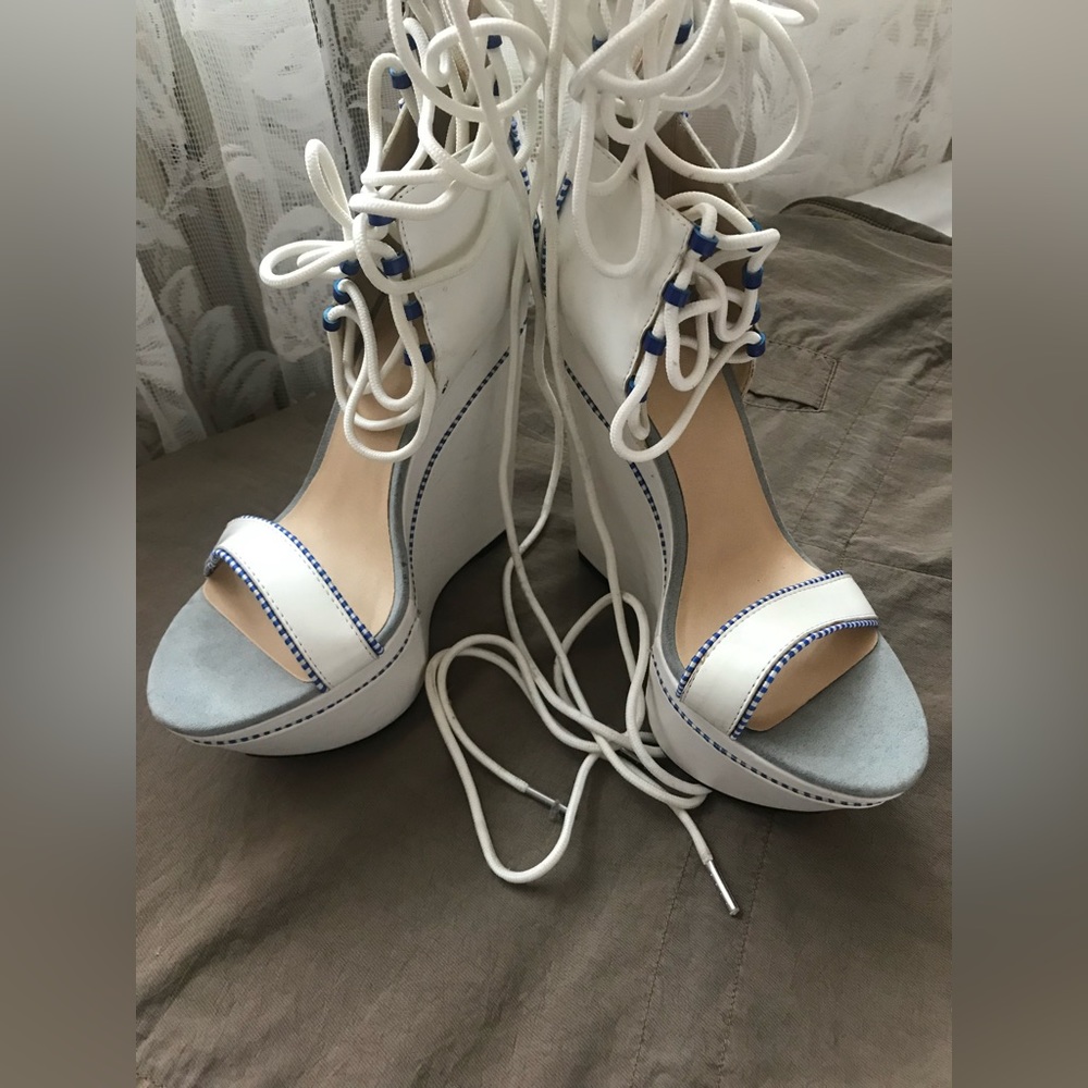 GX by Gwen Stefani white platform shoes with navy blue detailing in size 7.5